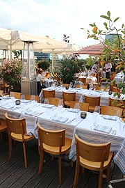 so sieht es aus, wenn die Terrasse bei schönem Wetter eingedeckt ist auf der Hoch5 Dachterrasse am Ostbahnhof (©Foto. Martin Schmitz)